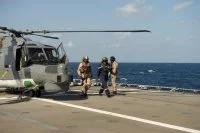 Le commandant de la force europénne Atalante arrive à bord de la frégate allemande Hessen 