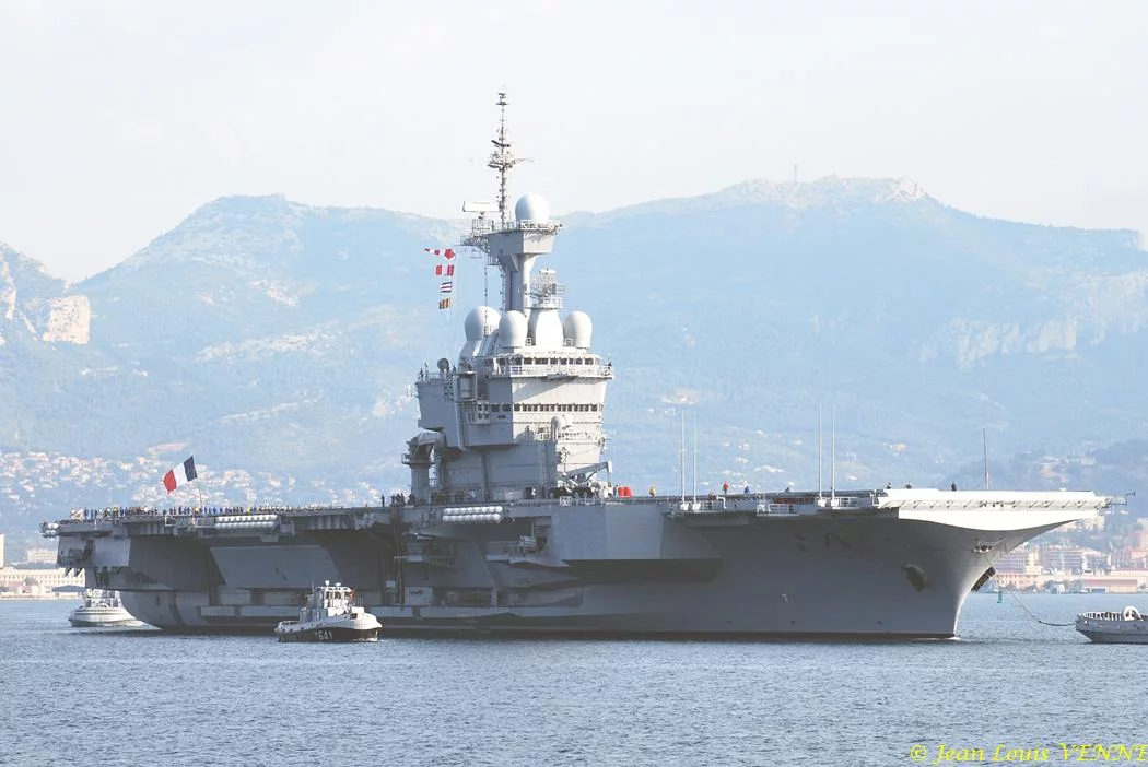 Le porte-avions Charles de Gaulle appareille pour des essais techniques