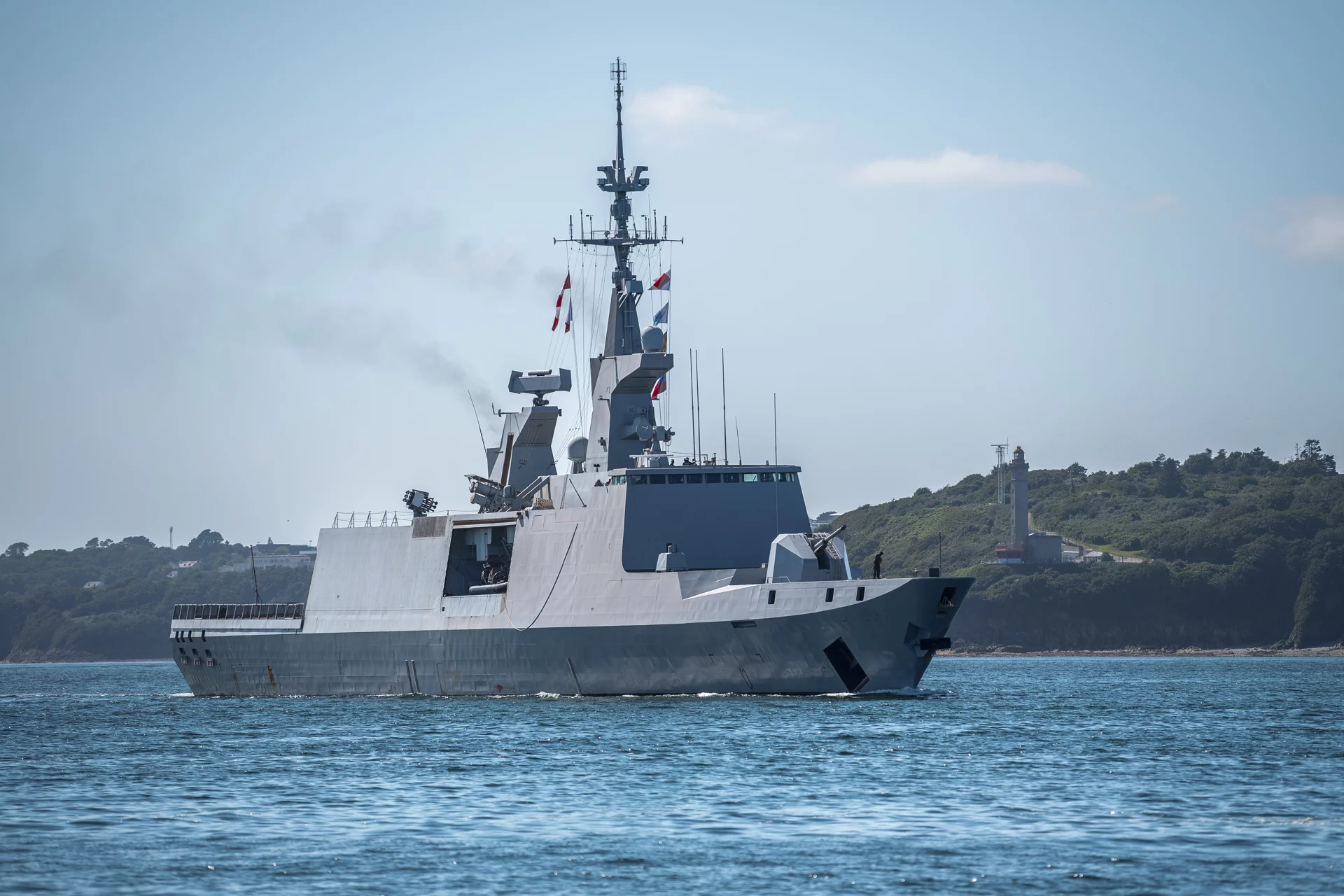 La frégate La Fayette dans le goulet de Brest