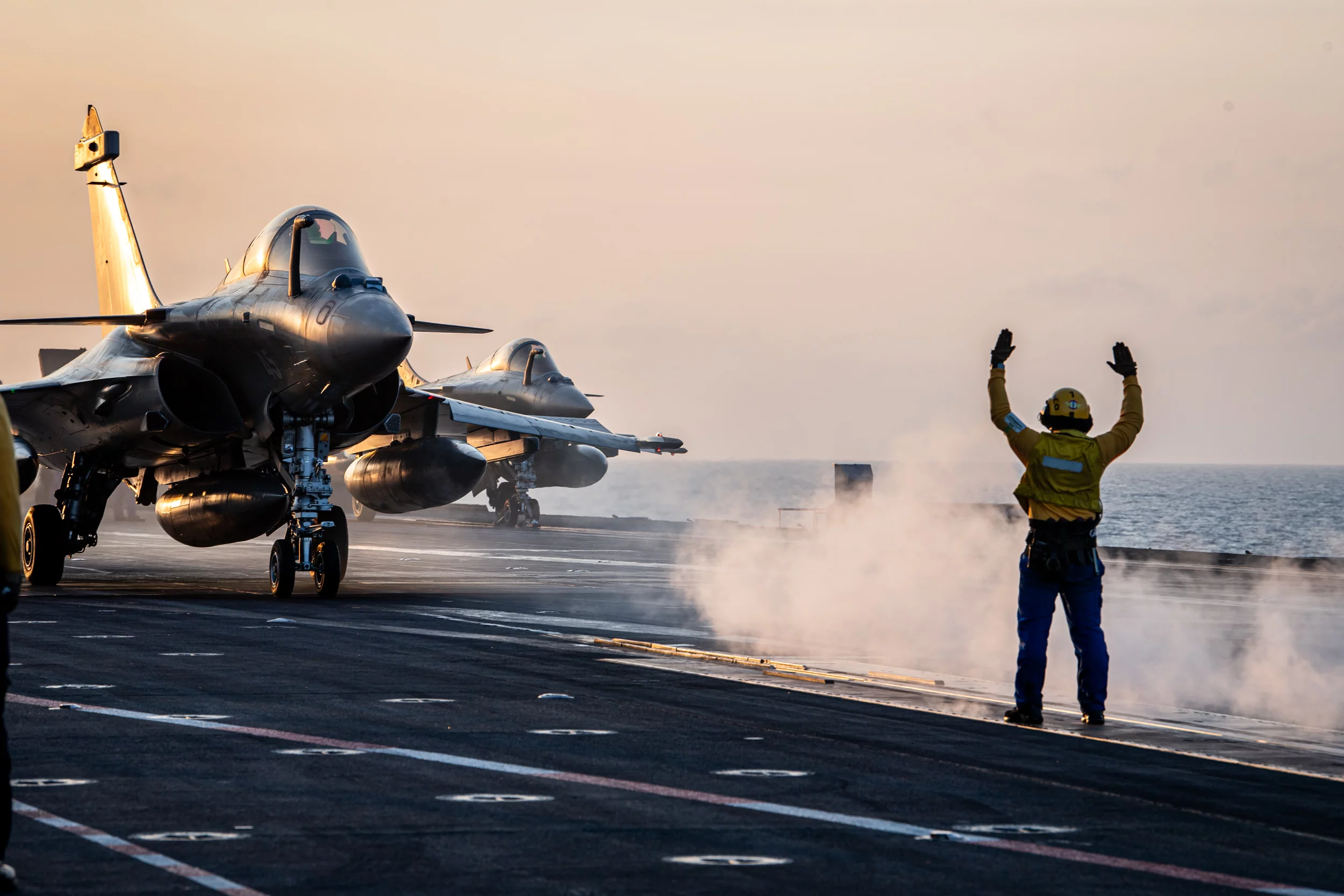 Un Rafale Marine décolle depuis le pont du Charles de Gaulle