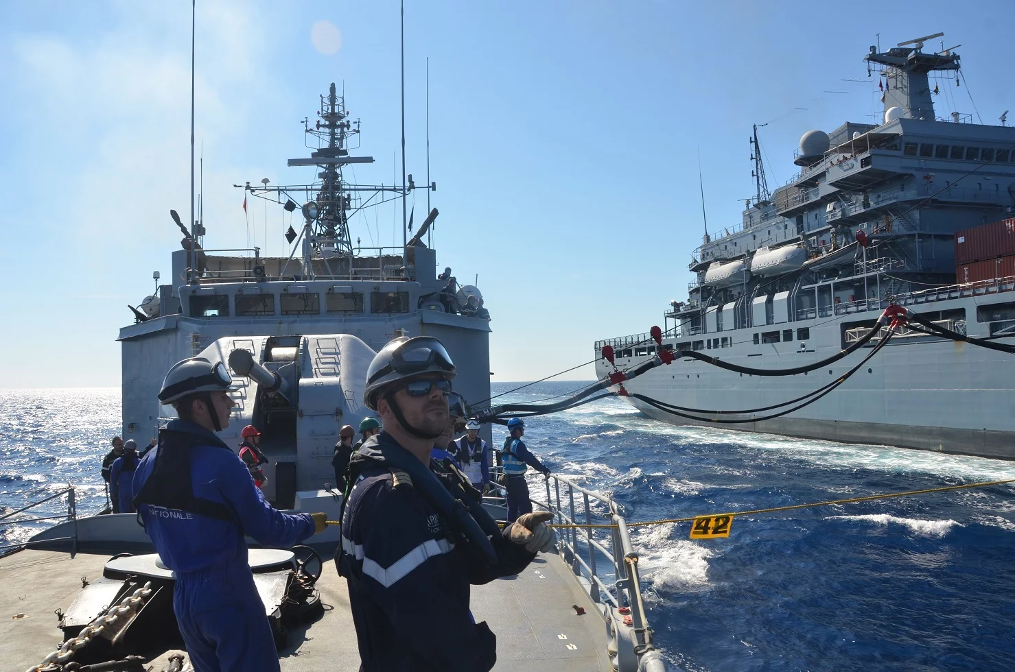 L’aviso Enseigne de vaisseau Jacoubet participe à un ravitaillement à la mer auprès d'un batiment américain