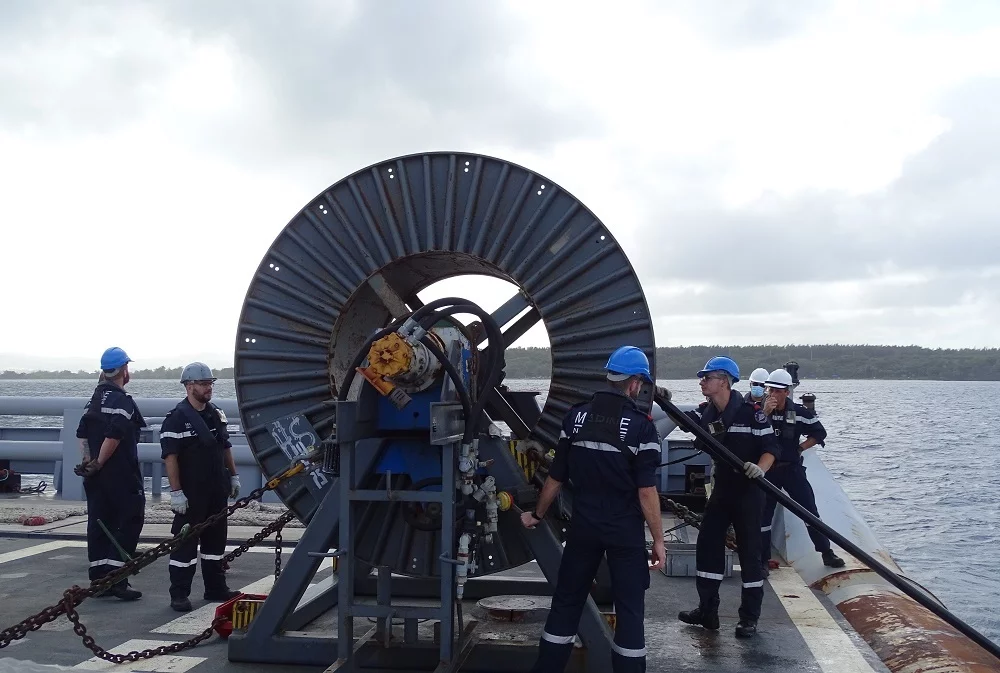 Le BSAM Seine récupère l'antenne remorquée du SNA Emeraude