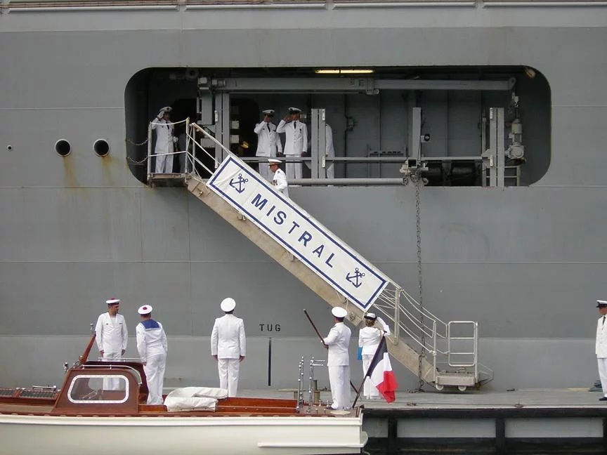 ALFAN, à bord de sa vedette, arrive sur le Mistral