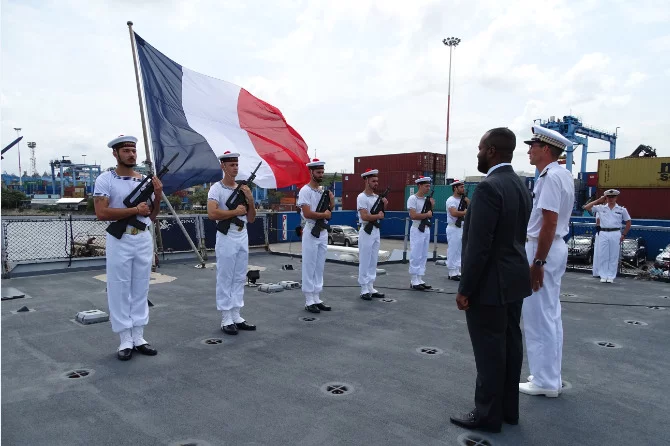 Accueil protocolaire par la garde d'honneur du Courbet pour un officiel kényan