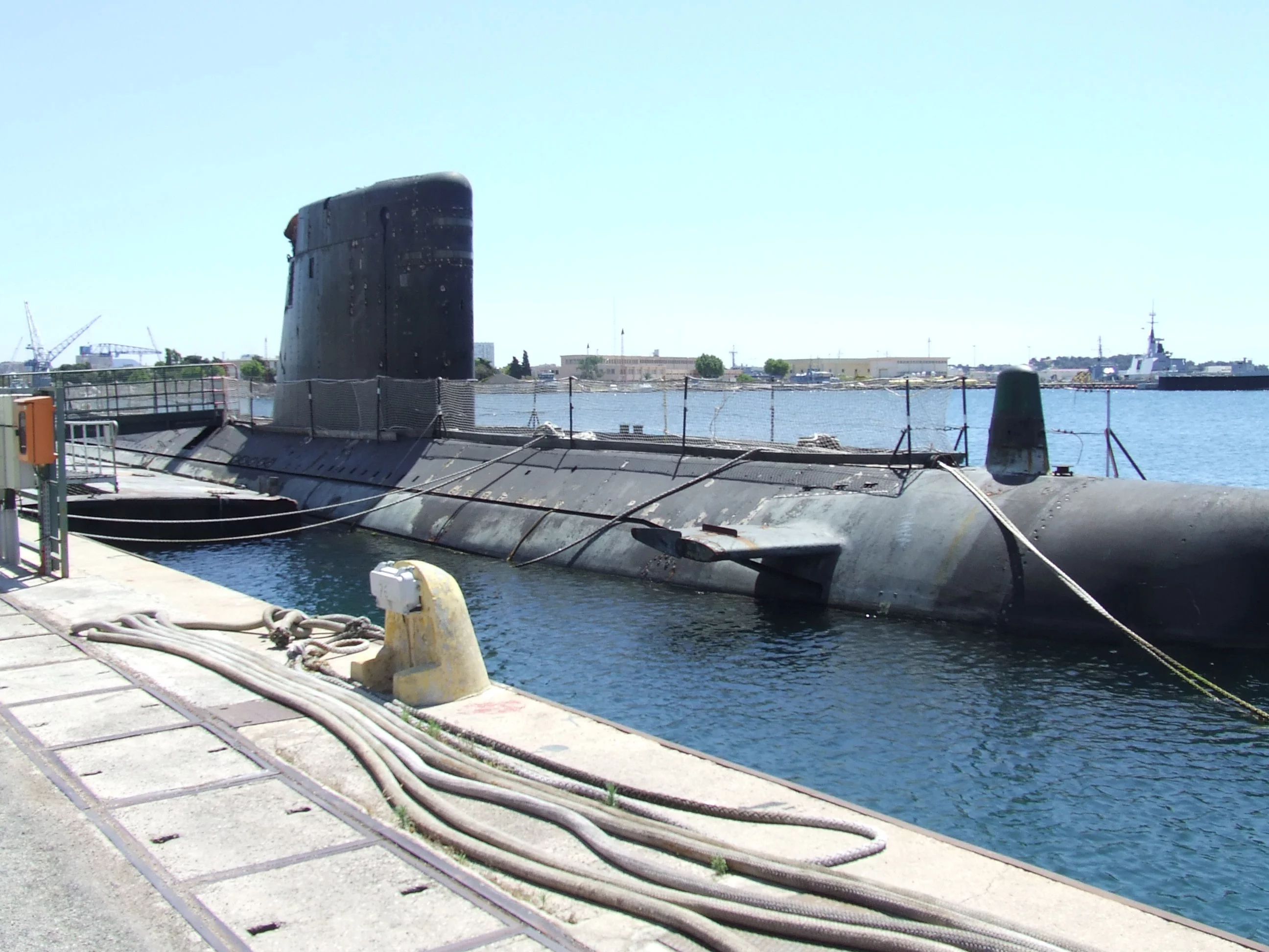 L'Agosta, amarré devant l'escadrille des SNA