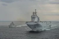 Le Bâtiment de projection et de commandement Mistral et le patrouilleur espagnol Centinela