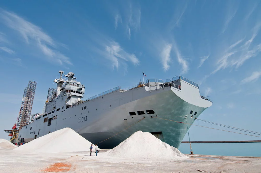 Le BPC Mistral accosté dans le port de  Zarzis