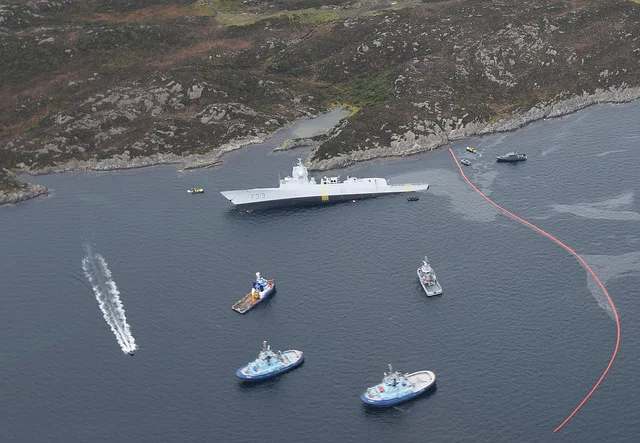 La frégate HNoMS Helge Ingstad échouée à la côte