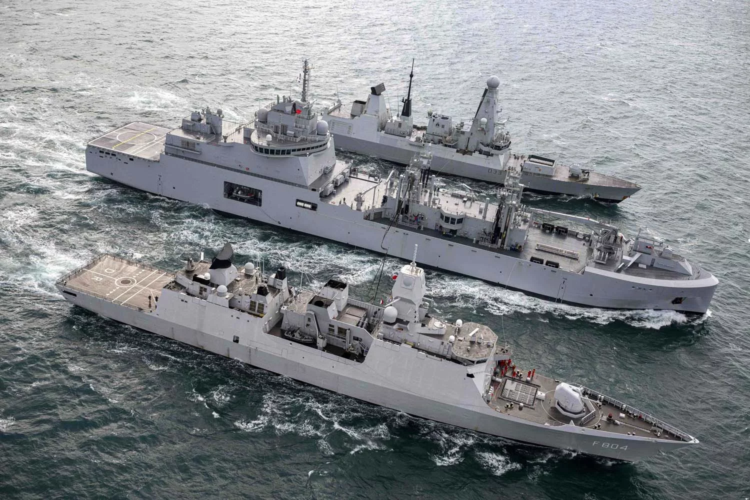 Le Jacques Stosskopf ravitaille la frégate néerlandaise HMNLS De Ruyter et le destroyer britannique Dauntless