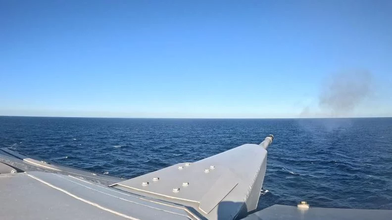 Tir du système d'artillerie navale s40sa depuis le Jacques Stosskopf