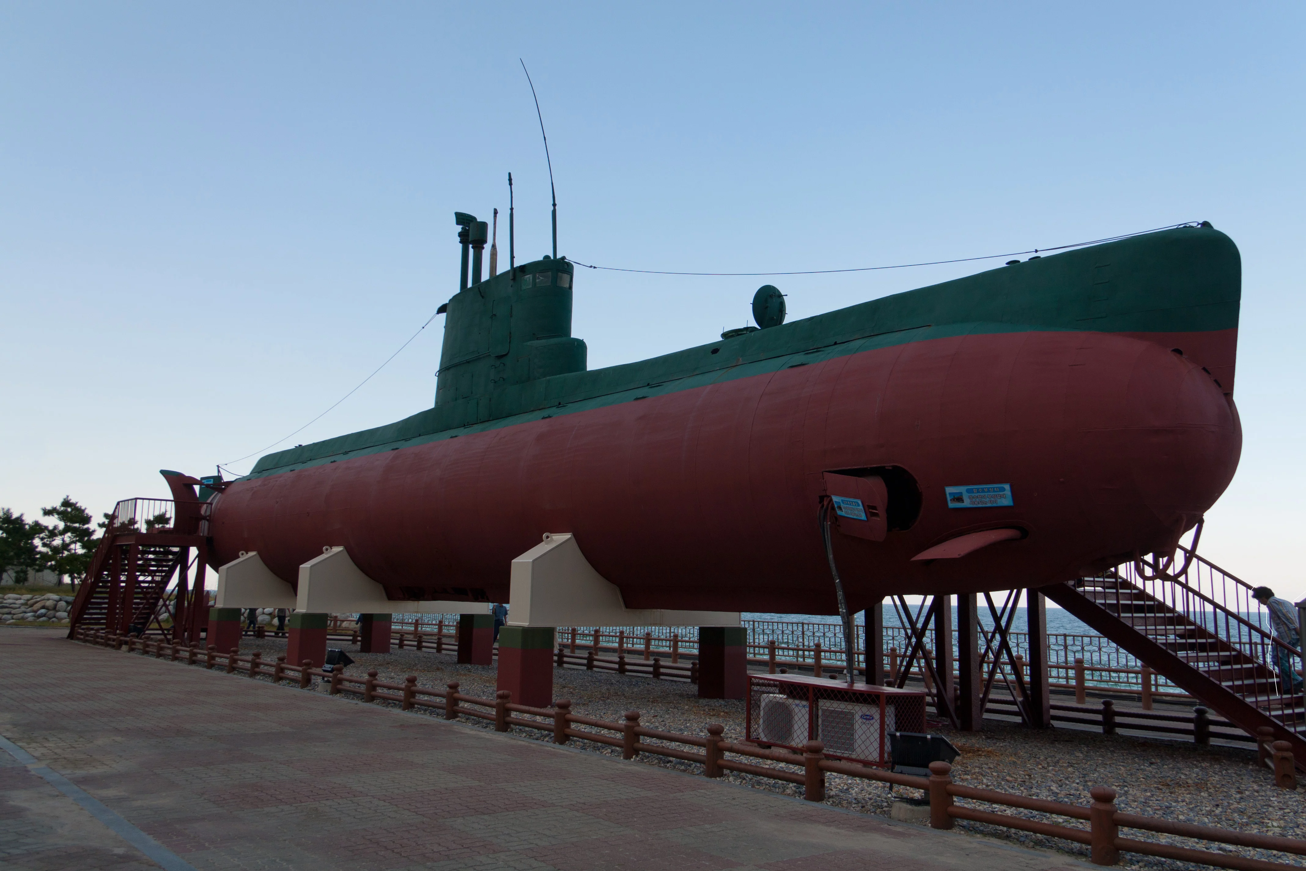 Un sous-marin nord-coréen Sang-O qui s'était échoué dans les eaux sud-coréennes près de Gangneung.
