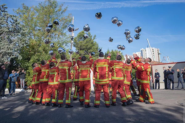 Remise de casques à l’école des marins-pompiers de Marseille