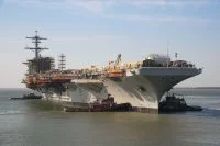 Le porte-avions USS George Washington sort d'un bassin de Newport News