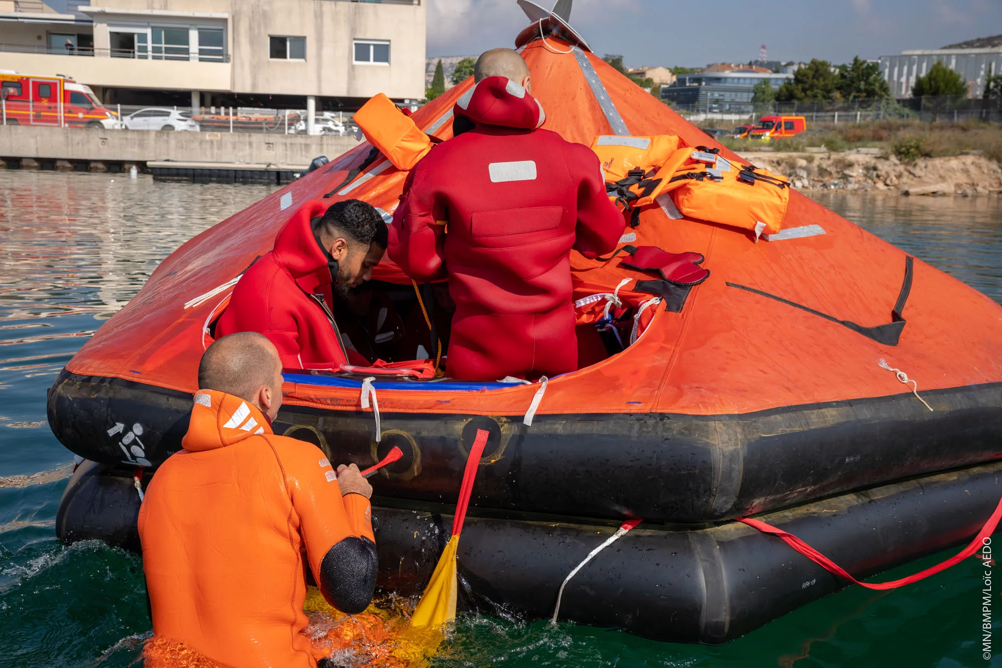 L'équipage du patrouilleur polaire L’Astrolabe s'entraîne à la survie