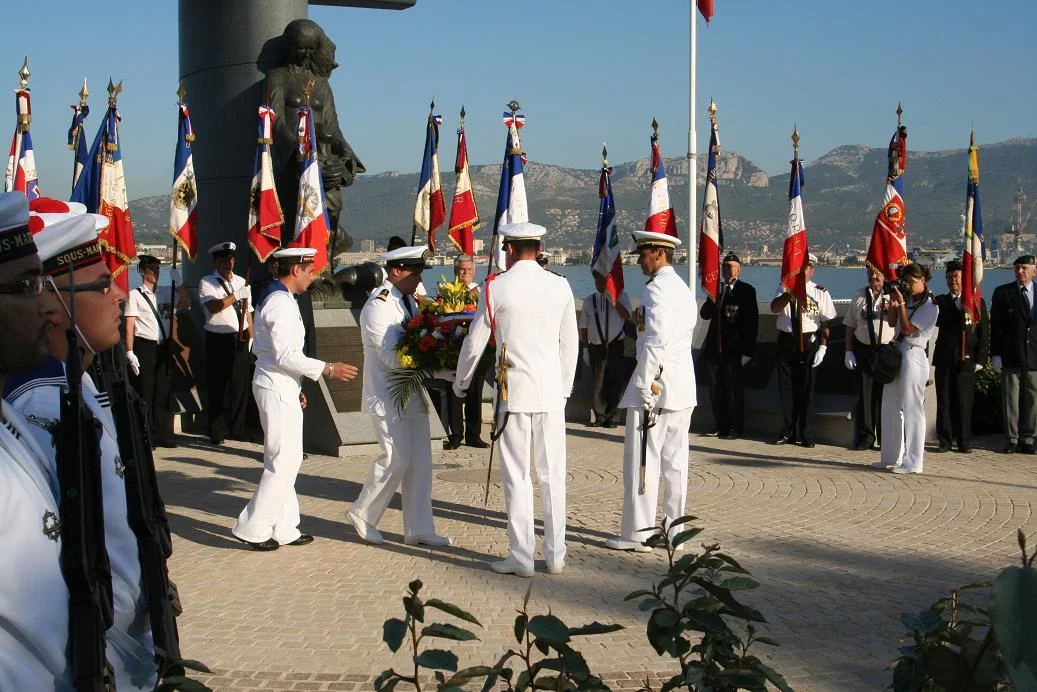 Dépôt de gerbe par le commandant de l'escadrille des SNA