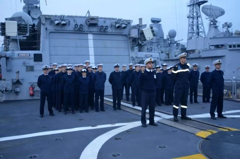 La préparation militaire Marine de Dijon embarque sur le Cassard