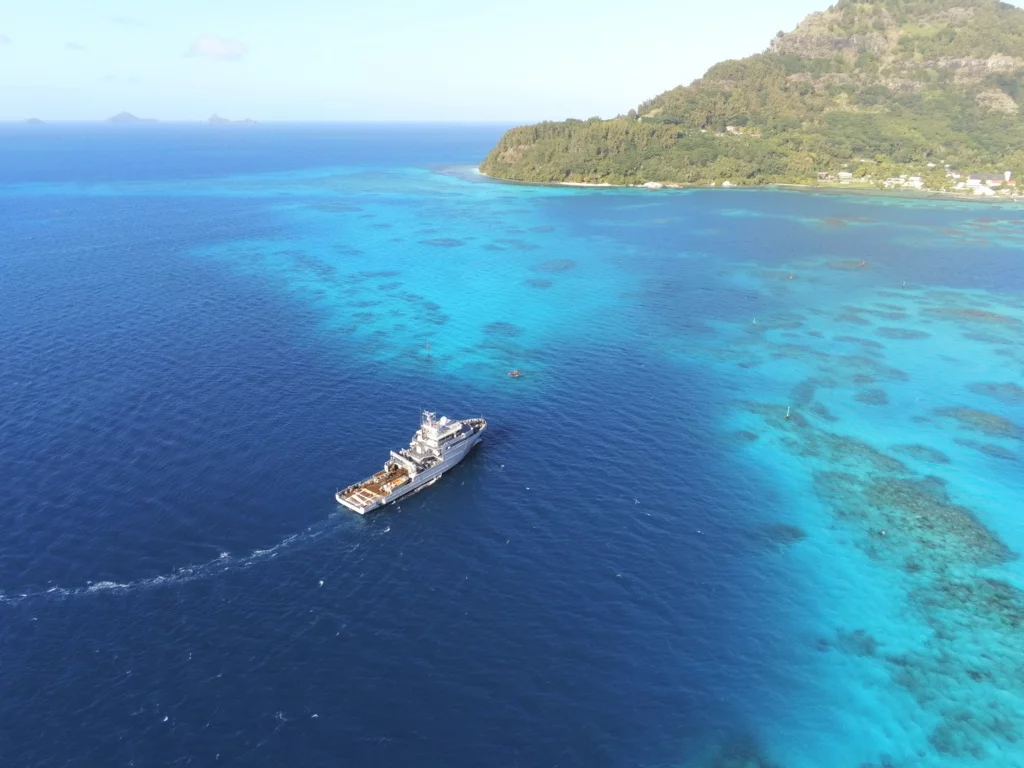 Le Bougainville s'approche de l'île de Mangareva