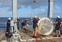 Le Bougainville met à l'eau un filet à plancton