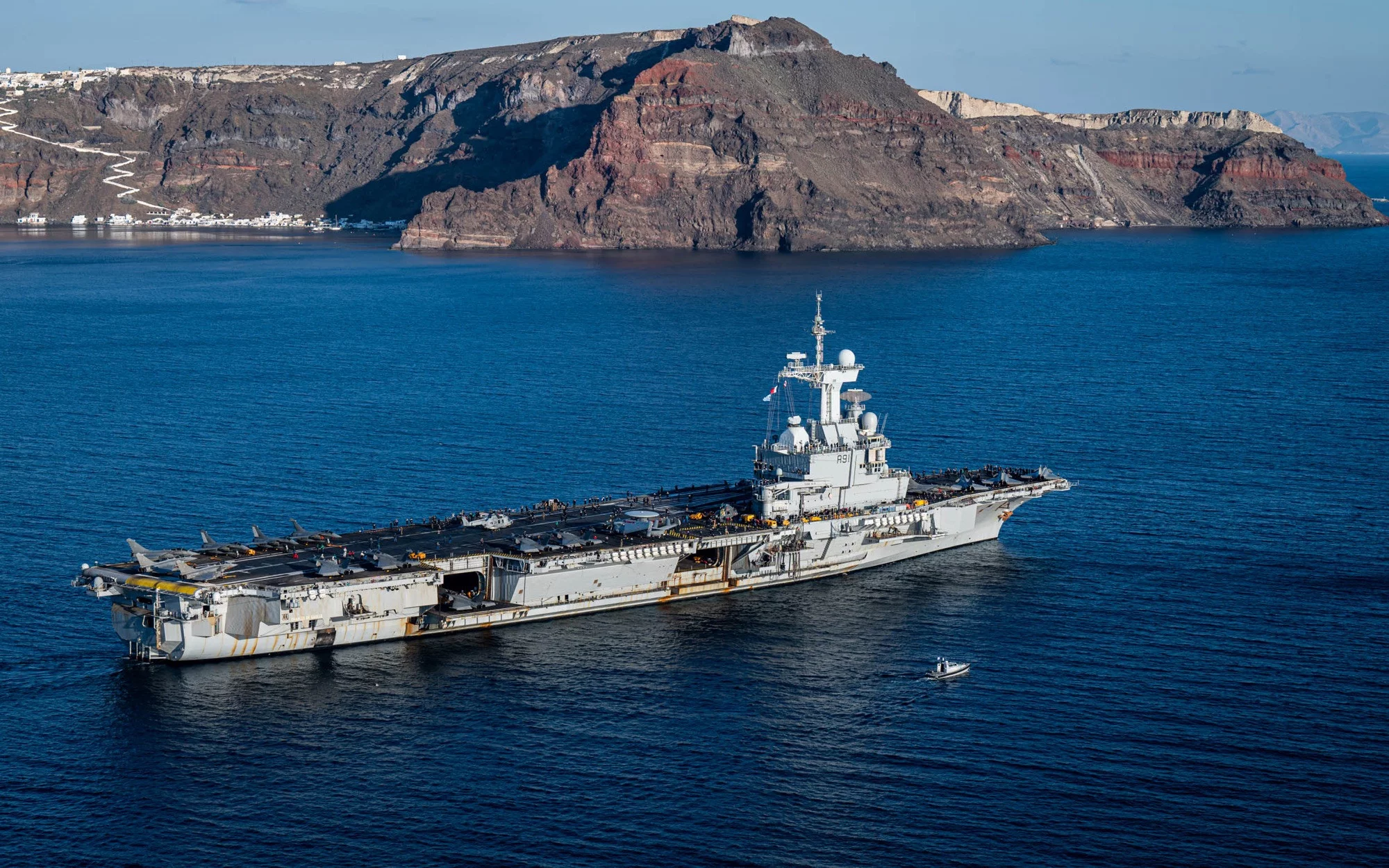 Le porte-avions Charles de Gaulle au large de la Grèce