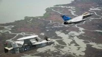 Un chasseur Rafale Marine ravitaille un avion de guet aérien Hawkeye E-2D