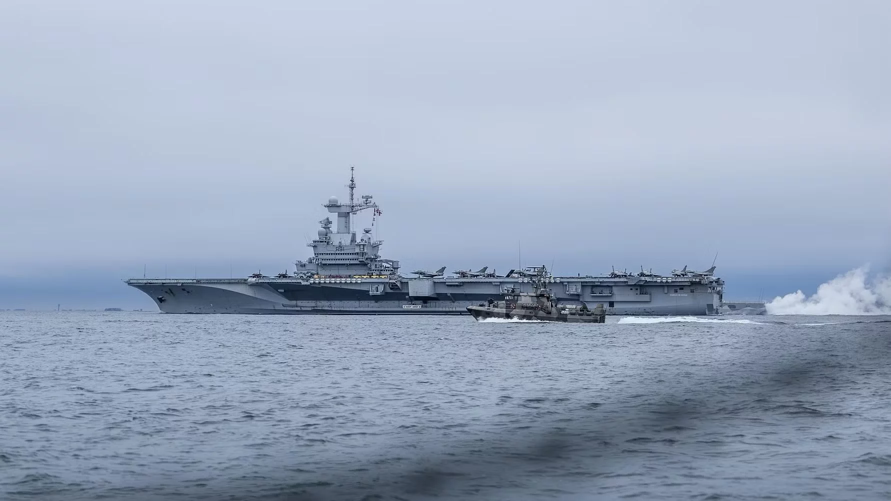 Le porte-avions Charles de Gaulle escorté par un patrouilleur suédois