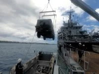 Embarquement d'un véhicule P4 dans l'embarcation de servitude