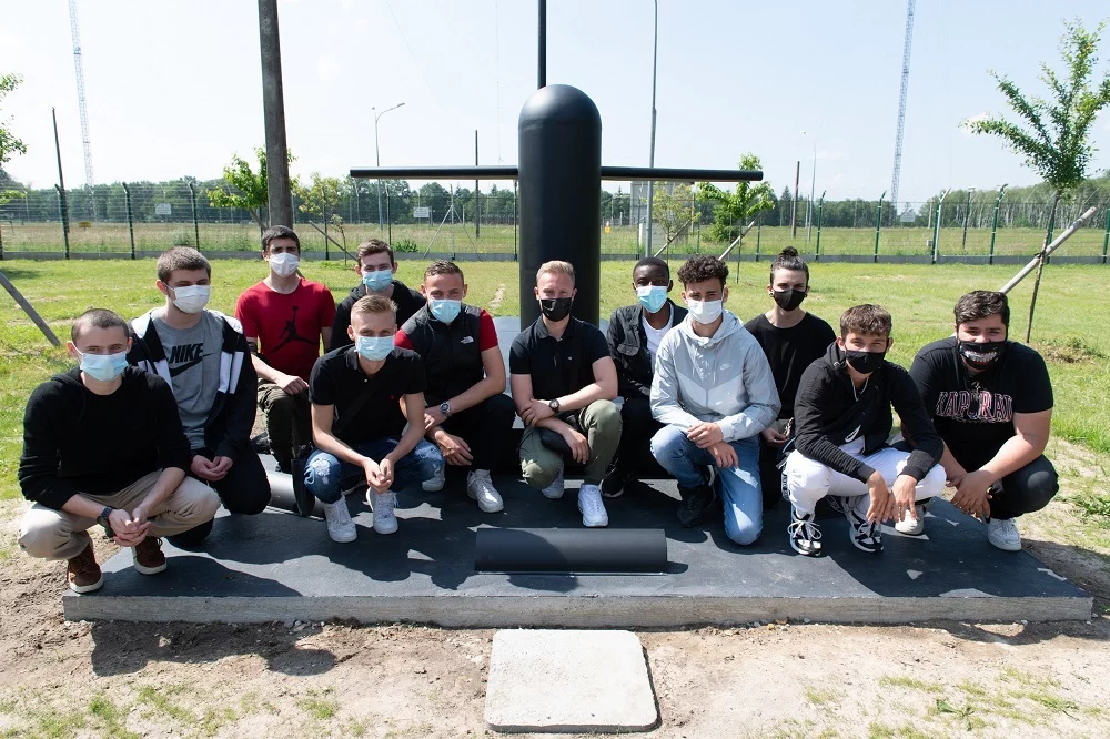 Des élèves du lycée professionnel Gustave Eiffel de Varennes sur Seine devant la maquette