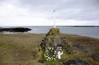Le cairn érigé à proximité des lieux du naufrage du « Pourquoi Pas ? »