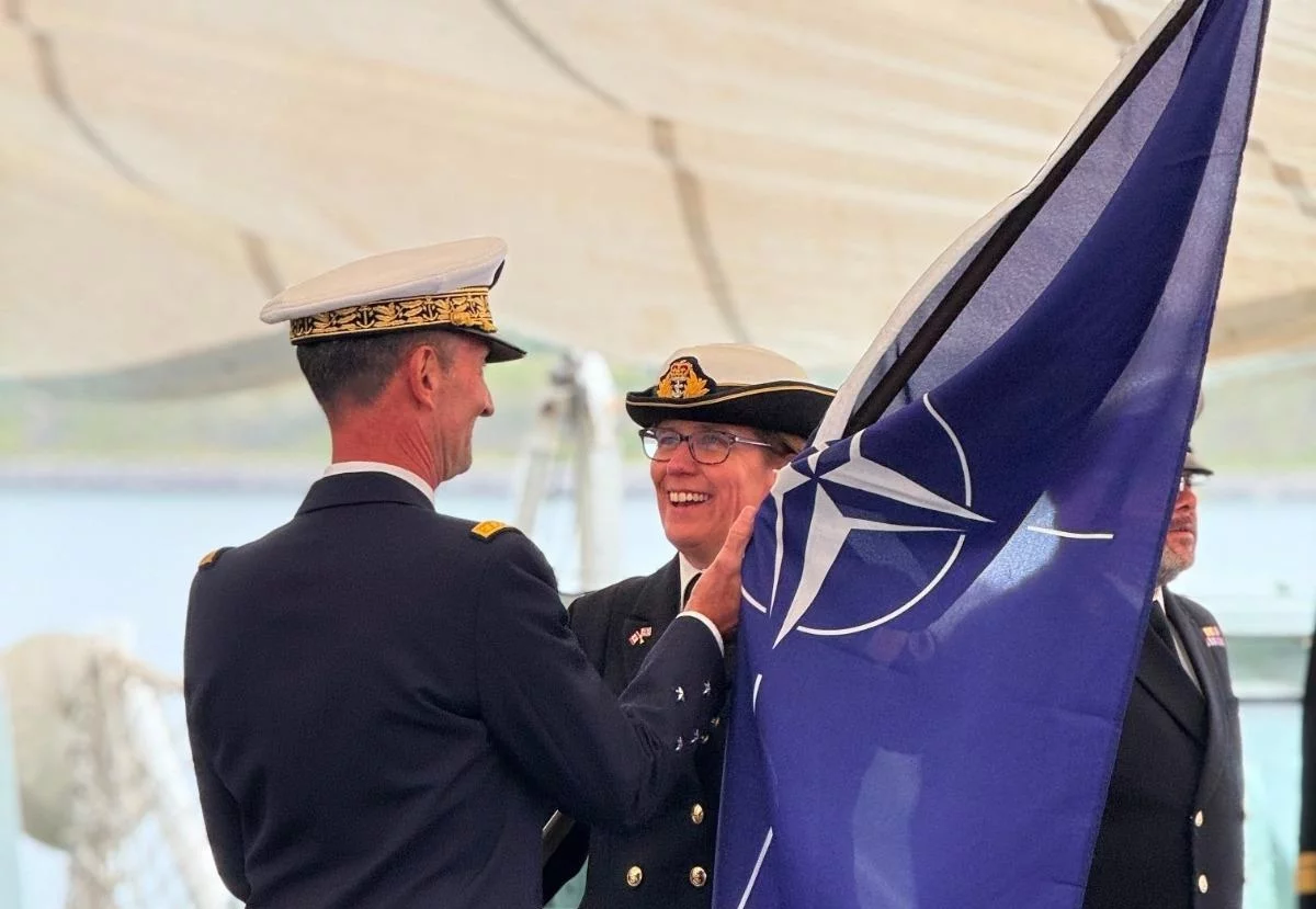 Le Commodore Maryla Ingham de la Royal Navy remet le commandement au contre-amiral Nicolas Molitor