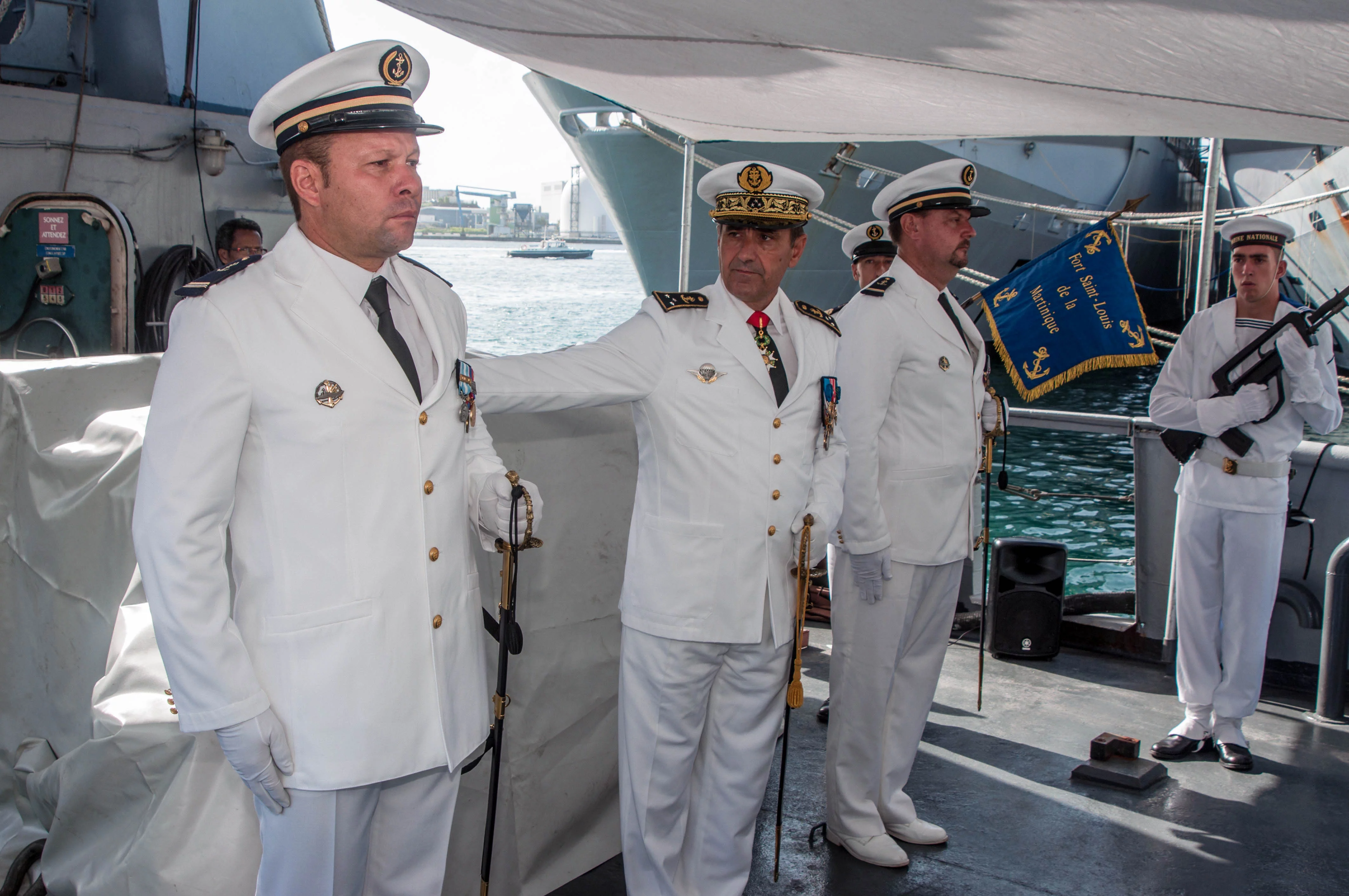 Le vice-amiral Coupry, COMSUP Antilles, fait reconnaître le maître-principal Claire comme nouveau commandant du RPC Maïto