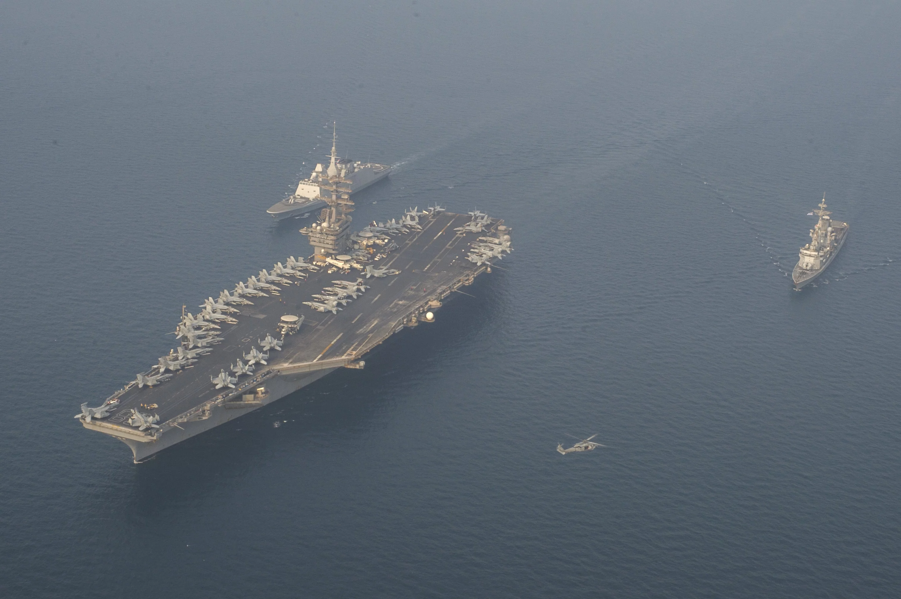 Le porte-avions américain USS Nimitz, la frégate de défense aérienne Jean Bart et la frégate Auvergne dans le golfe Arabo-Persique