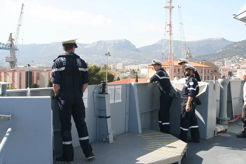 Le commandant et les officiers surveillent l'appareillage