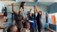Lors d’une escale à Cotonou (Bénin), une partie de l’équipage du bâtiment hydrographique Borda apporte son aide à l’association « Terre Rouge »