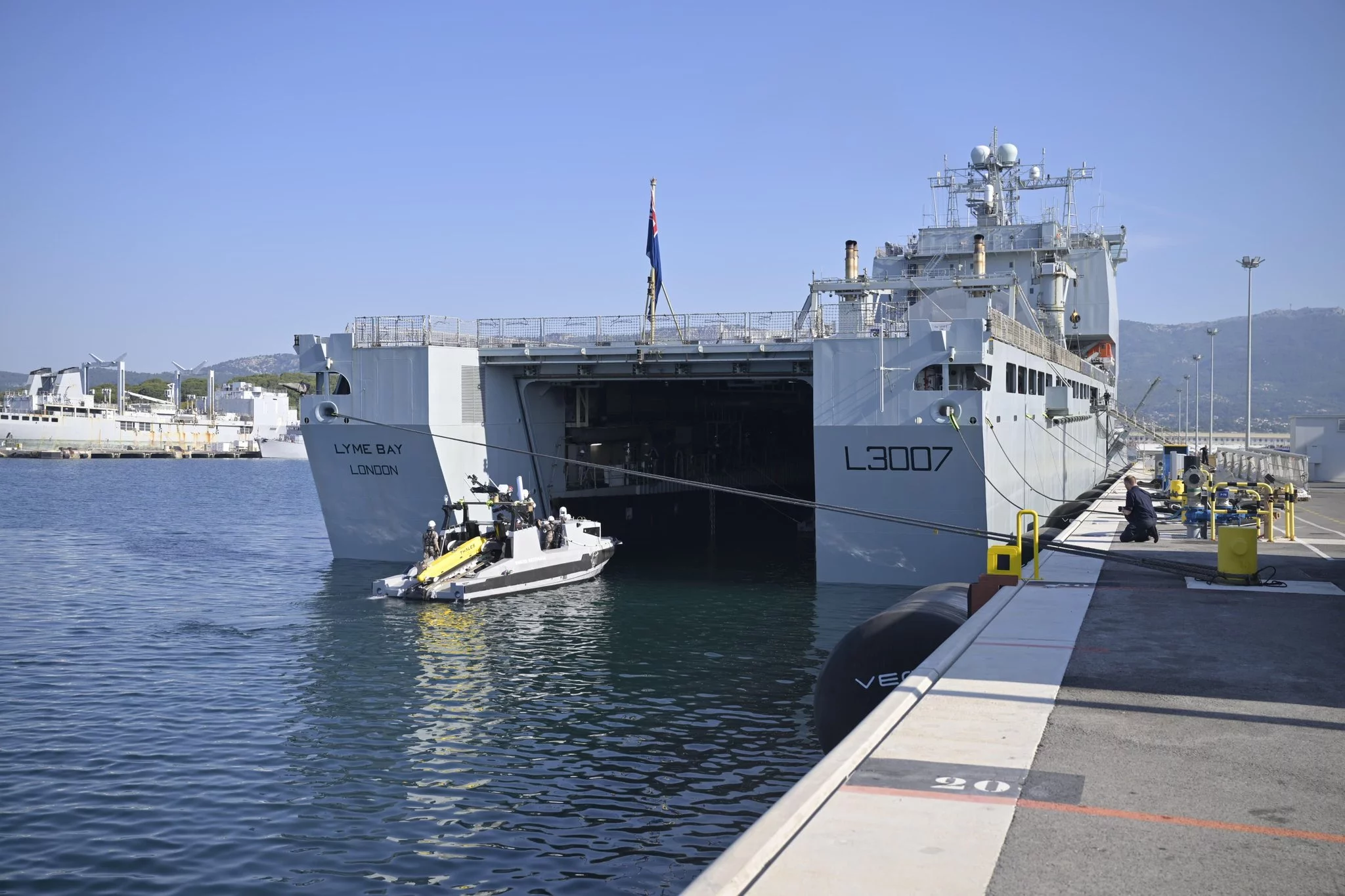 Le transport de chalands de débarquement RFA Lyme Bay embarque à Toulon un système dronisé de guerre des mines