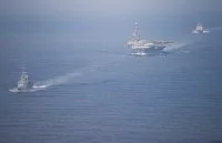 La frégate Jean Bart, le porte-avions USS John C. Stennis et le croiseur USS Mobile Bay dans le détroit de Gibraltar