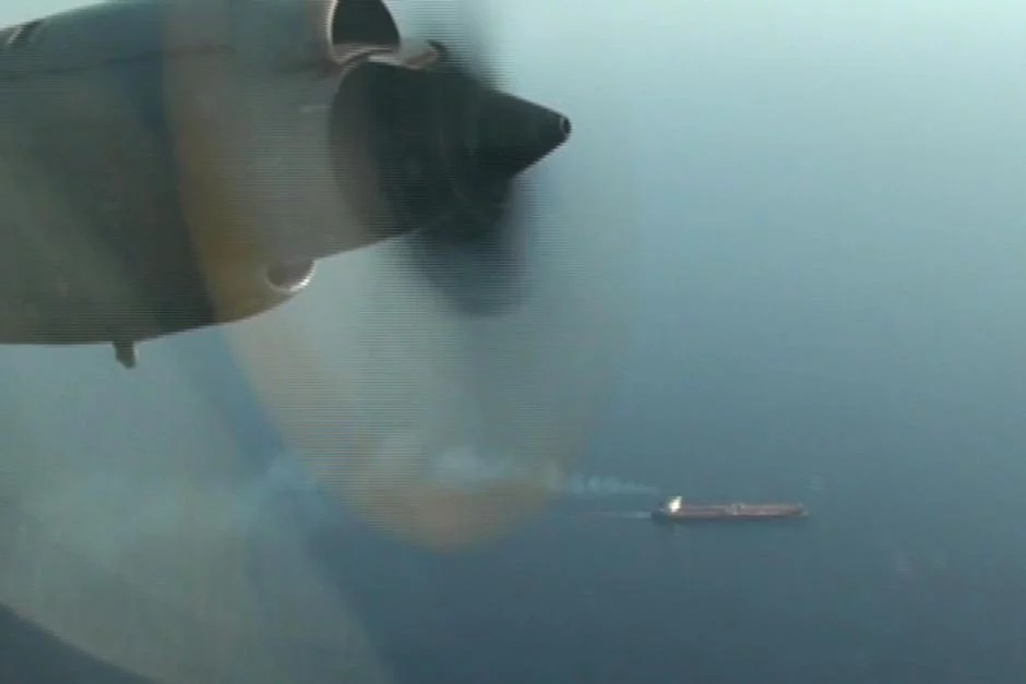 Le navire vu depuis l'avion de patrouille maritime
