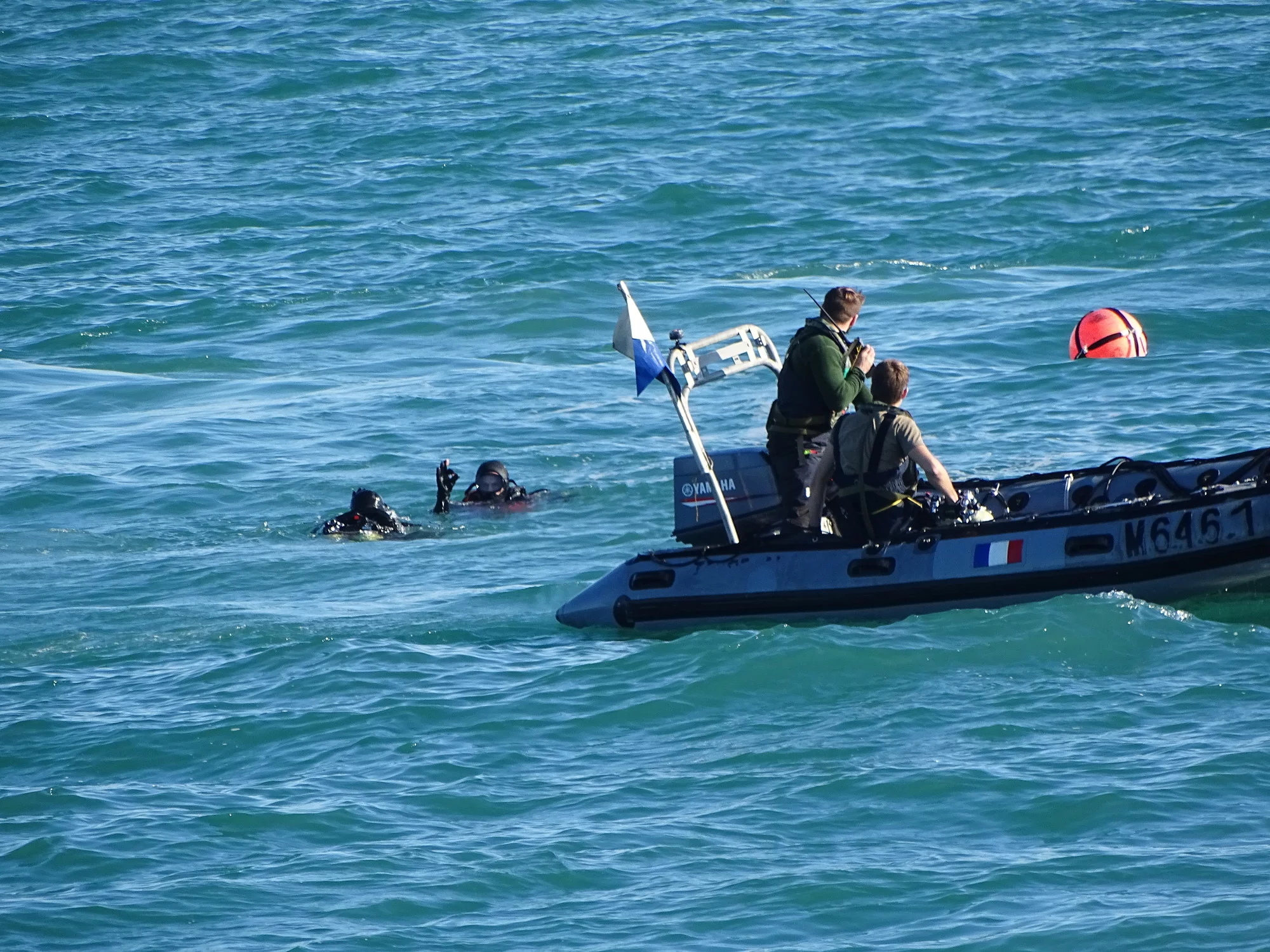 Des plongeurs démineurs investiguent un objet suspect