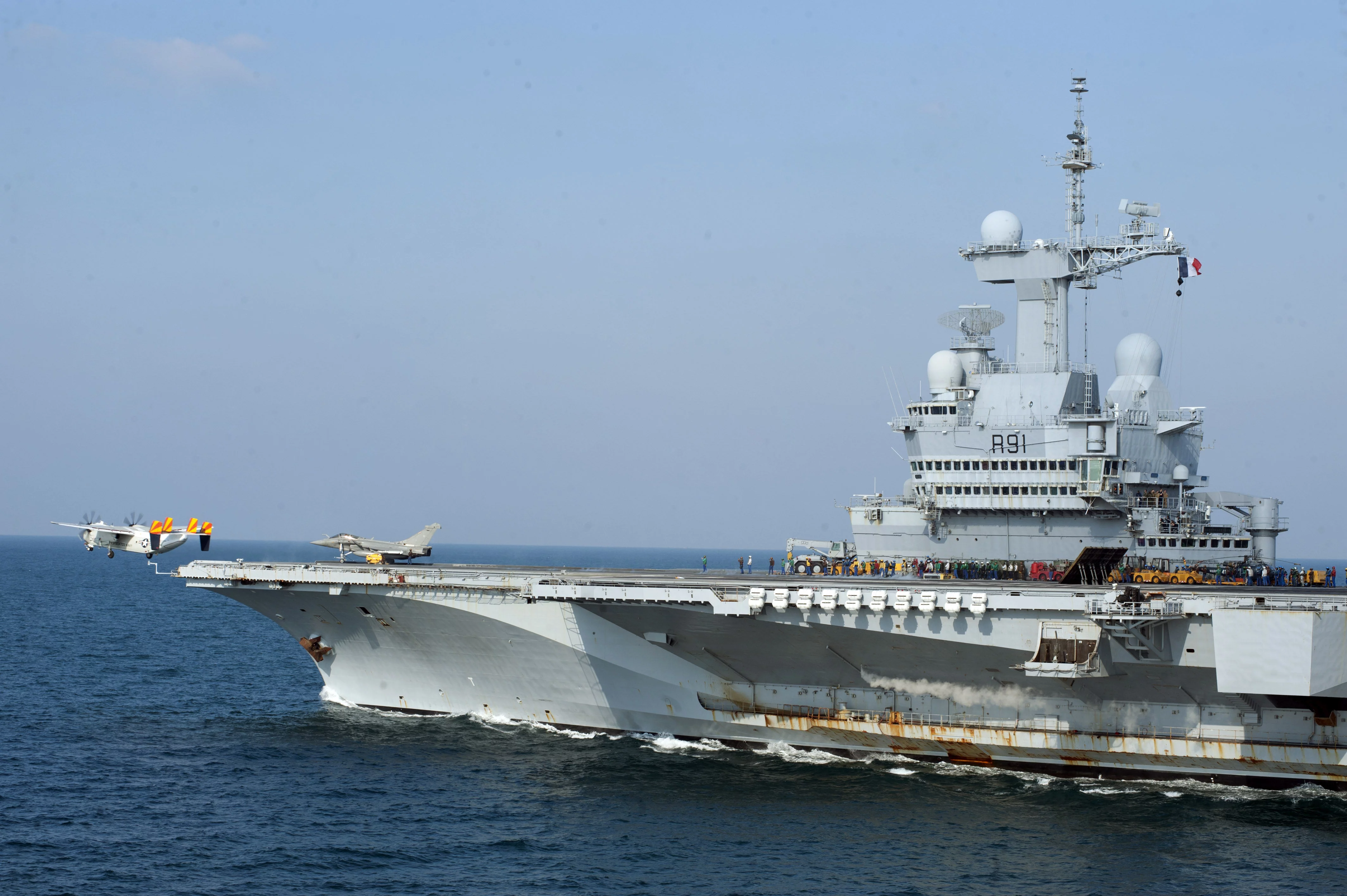 Un avion de transport tactique C-2A Greyhound affecté sur le porte-avions USS Harry S. Truman, décolle du Charles de Gaulle