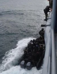 Les commandos montent à bord