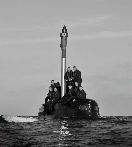 Des commandos voyagent au sommet du kiosque