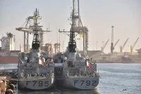 Passage de relais dans le port de Dakar entre le Cdt Ducuing et le PM L’Her