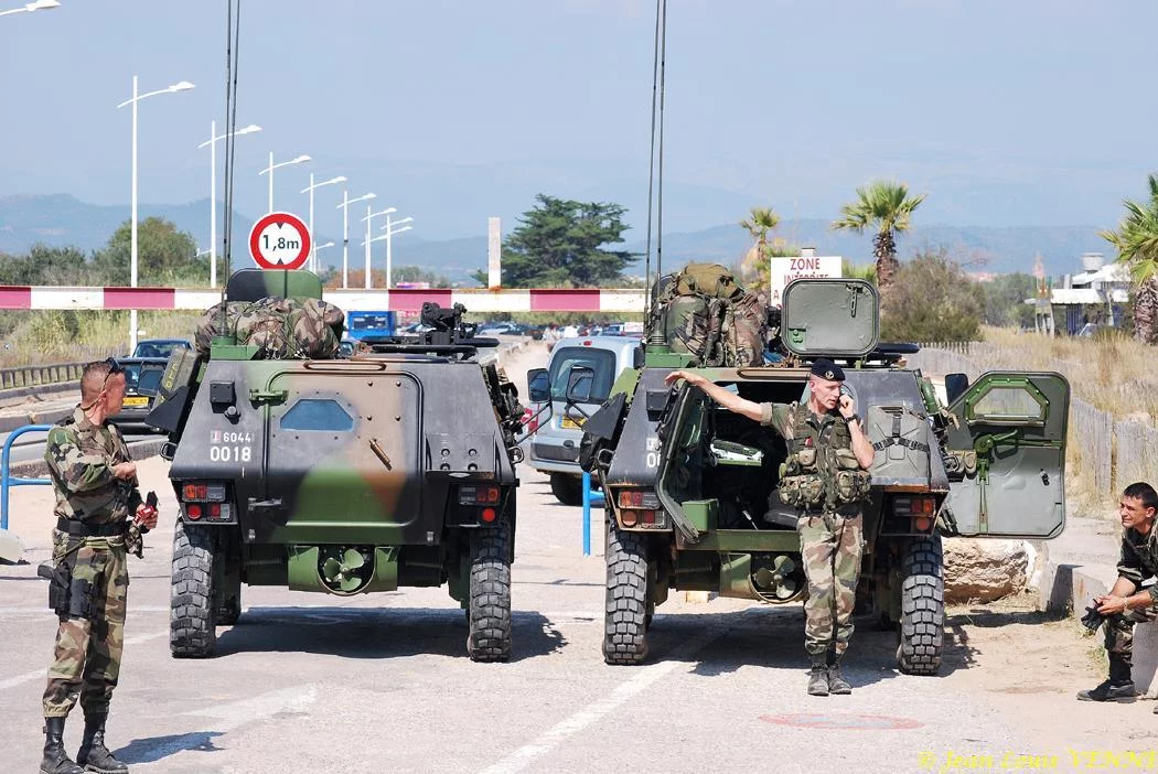 Les véhicules de l'armée de terre sur la plage