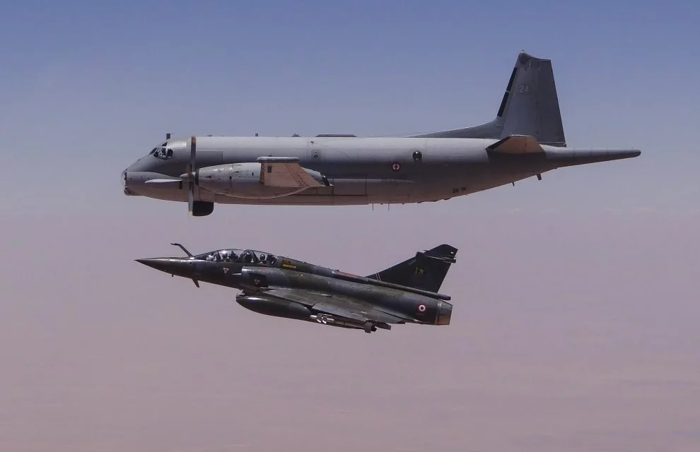 L'Atlantique 2 vole aux côtés d'un Mirage 2000D