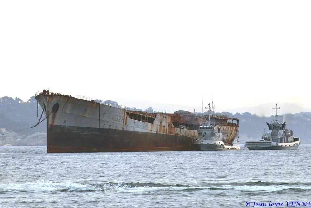 Arrivée à Toulon de la coque de l’ex-pétrolier Saône