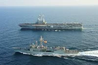 Le porte-avions Charles de Gaulle et la frégate espagnole Santa Maria