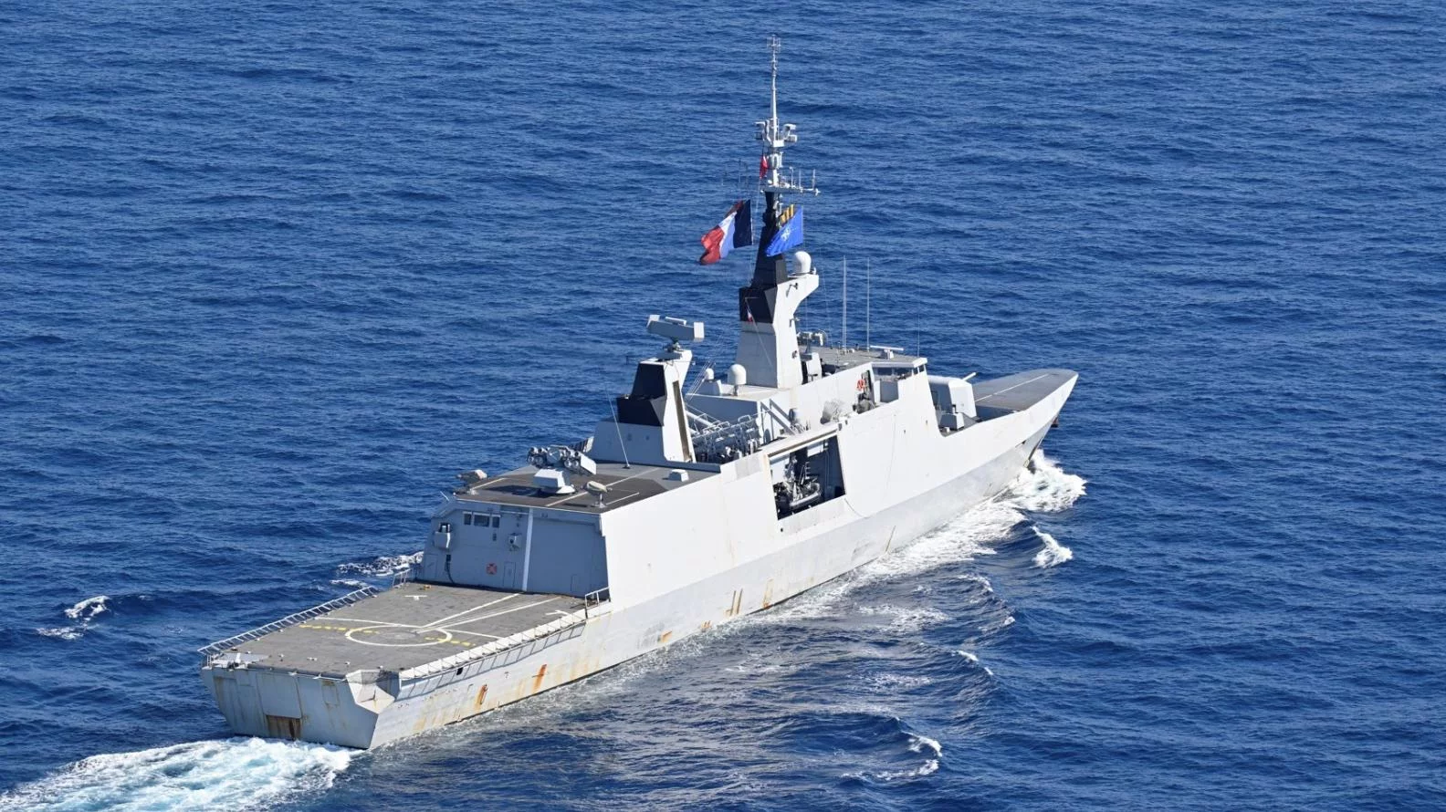 La frégate sous double pavillon français et OTAN