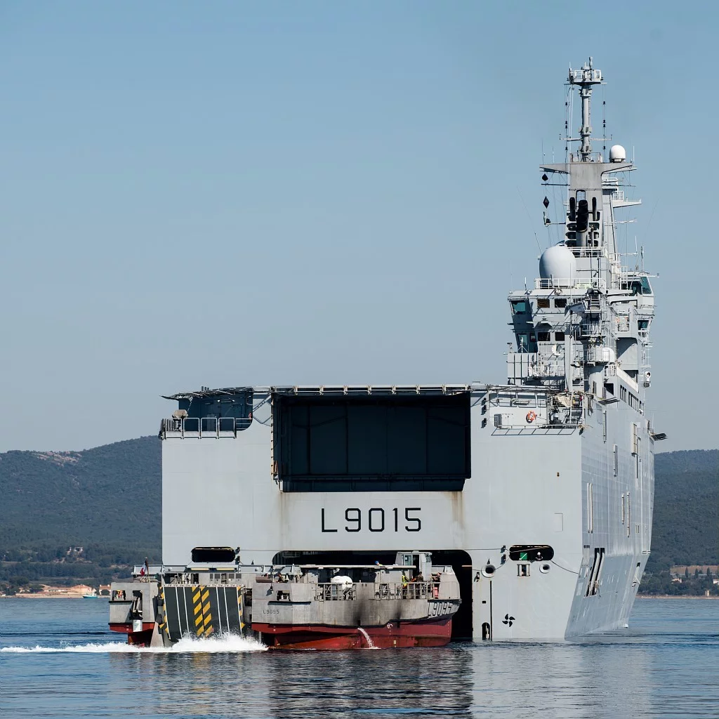 Le porte-hélicoptères amphibie Dixmude