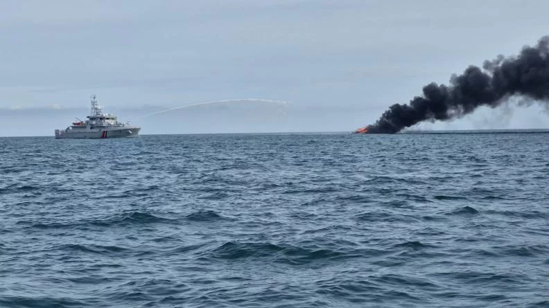 Le patrouilleur Beuzeval porte assistance à un navire en feu 