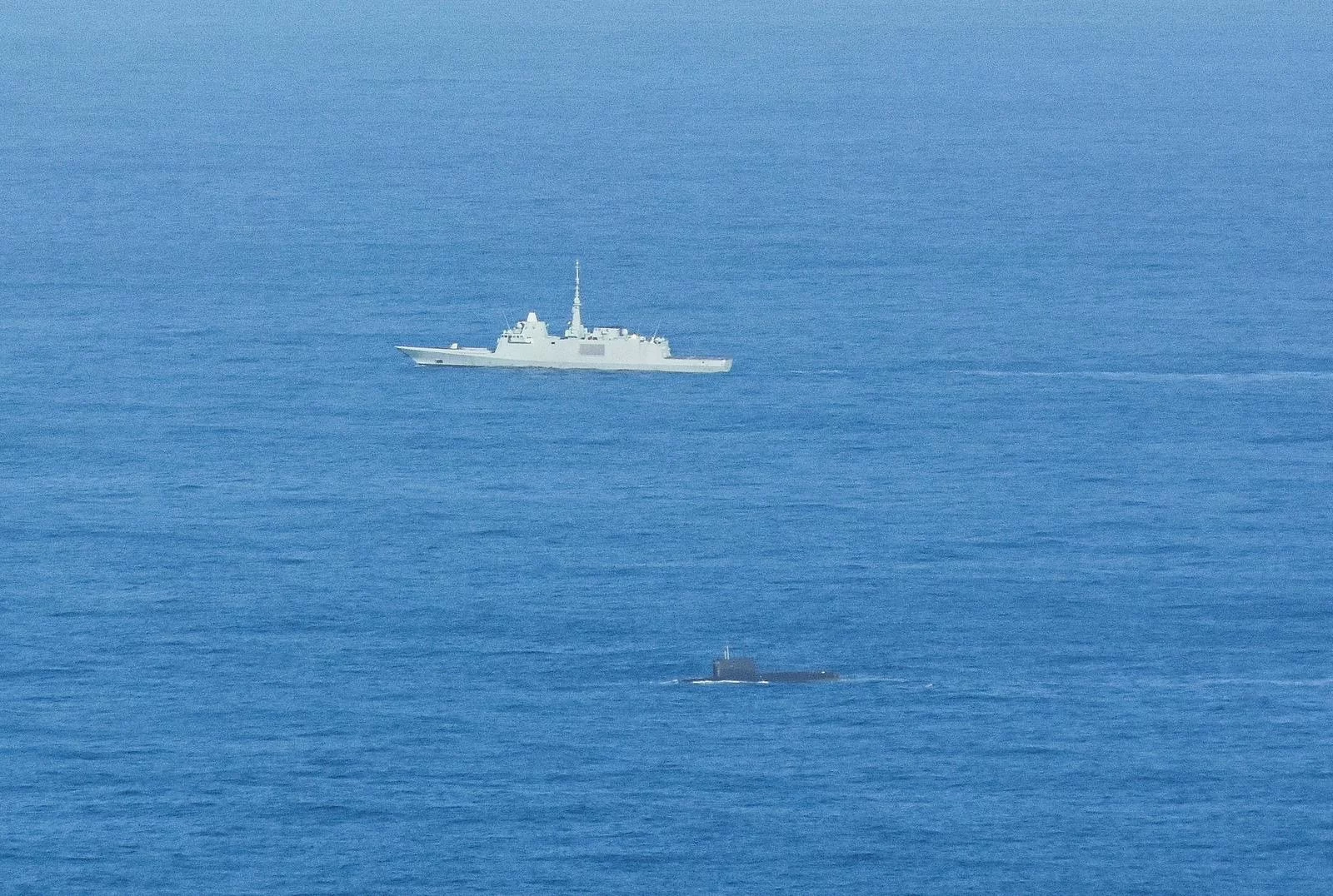 Une frégate de la marine nationale marque un sous-marin russe évoluant en surface au large de la Bretagne