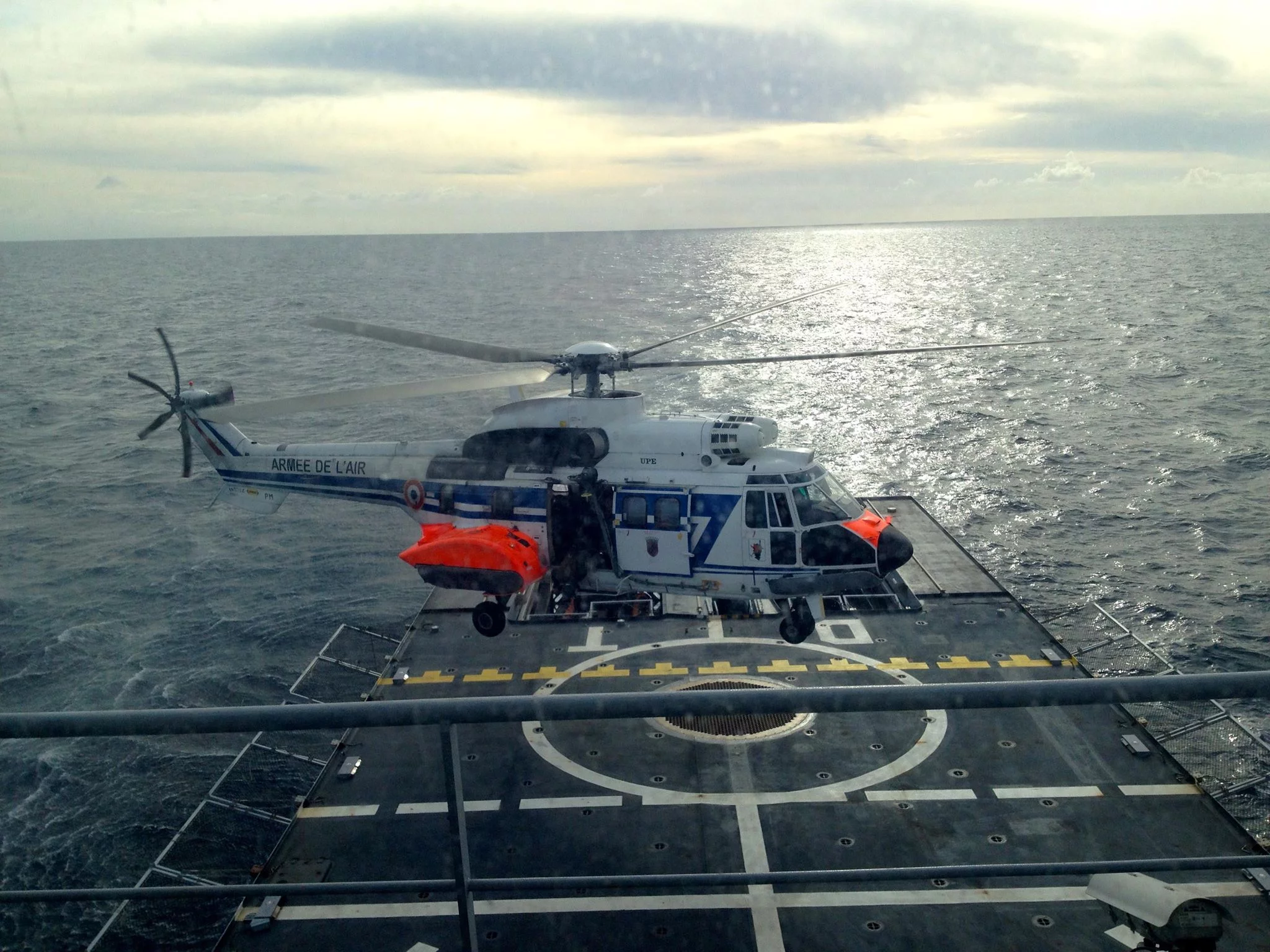 Appontage d'un Super-Puma sur l'Adroit